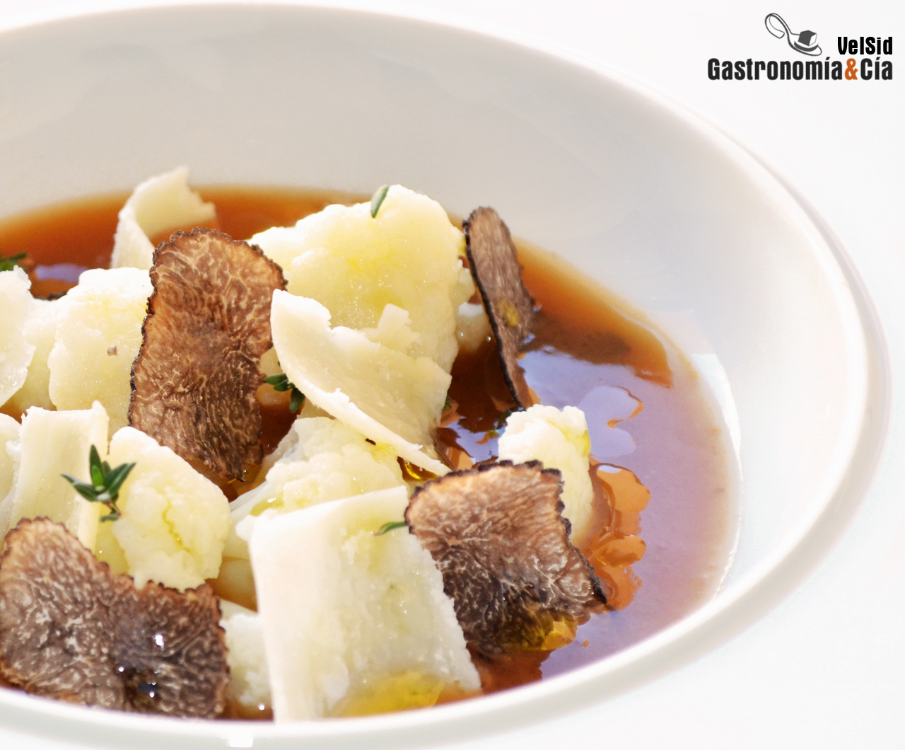 Coliflor con jugo de jamón, trufa negra y parmesano