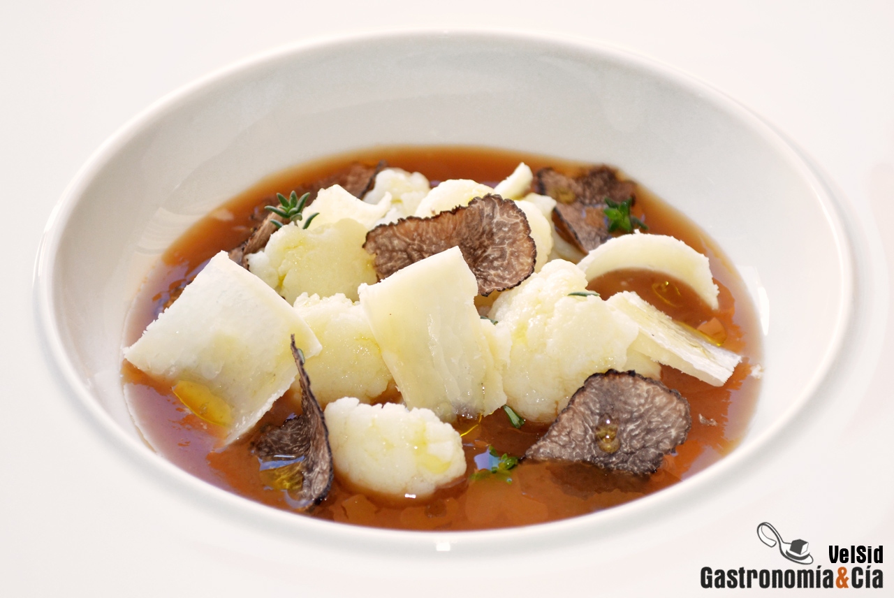 Coliflor con jugo de jamón, trufa negra y parmesano
