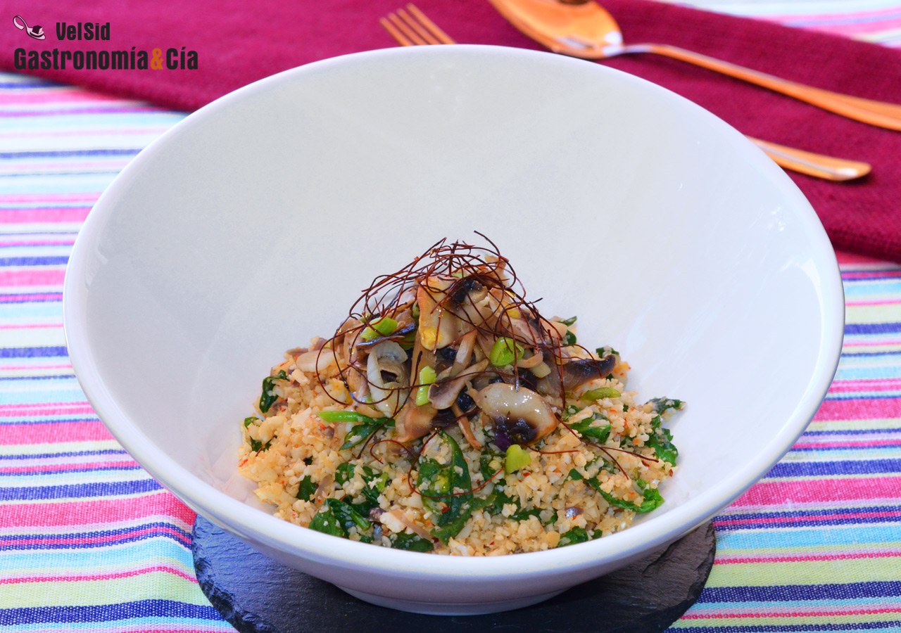 Arroz de coliflor con espinacas y champiñones