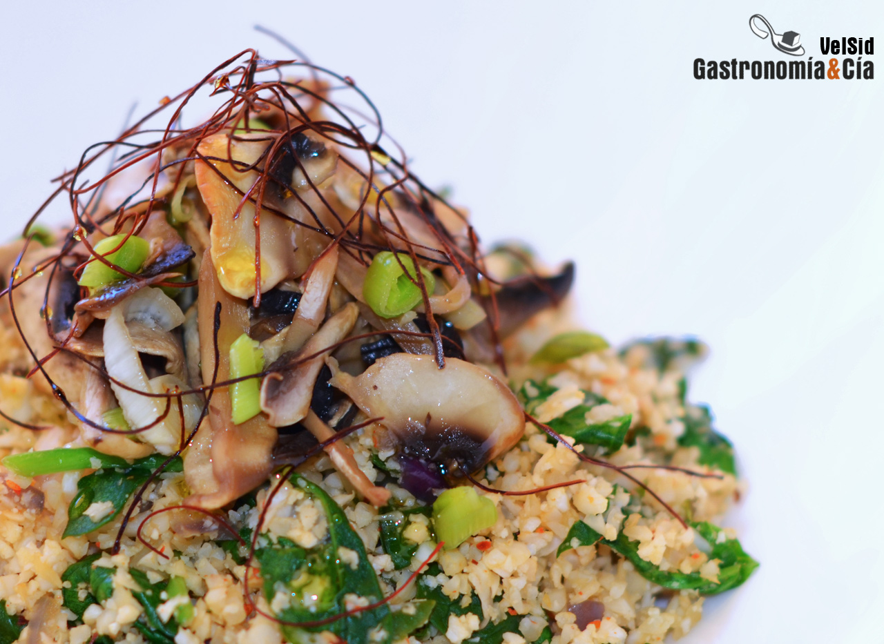 Arroz de coliflor con espinacas y champiñones