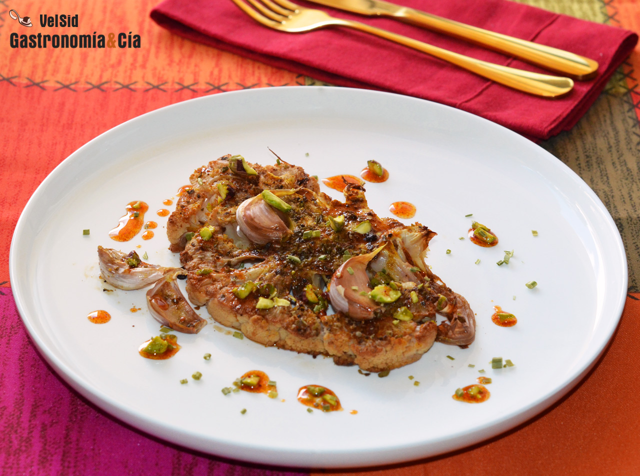Coliflor al horno con curry y pistachos