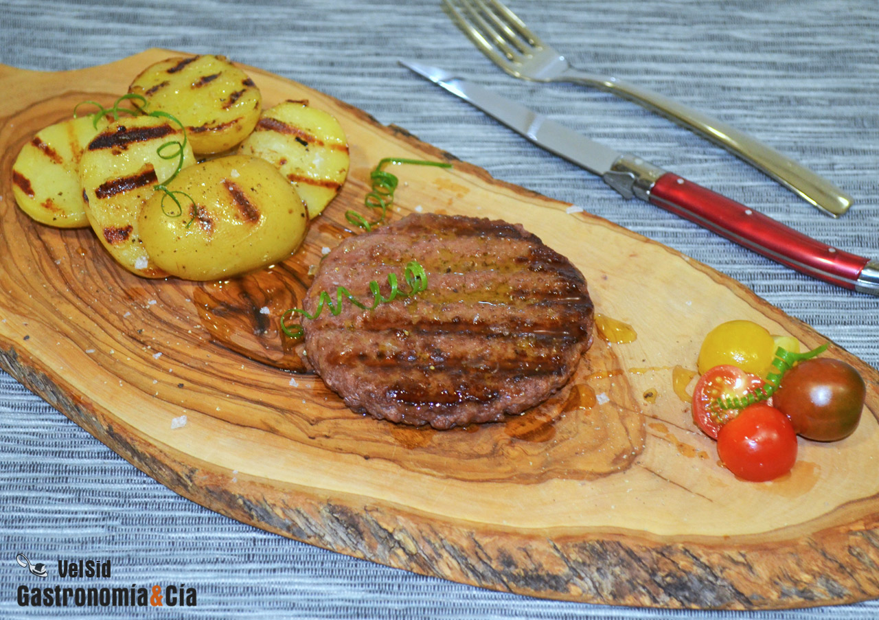 Hamburguesa de wagyu con patatas a la parrilla