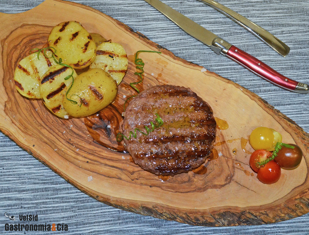 Hamburguesa de wagyu con patatas a la parrilla