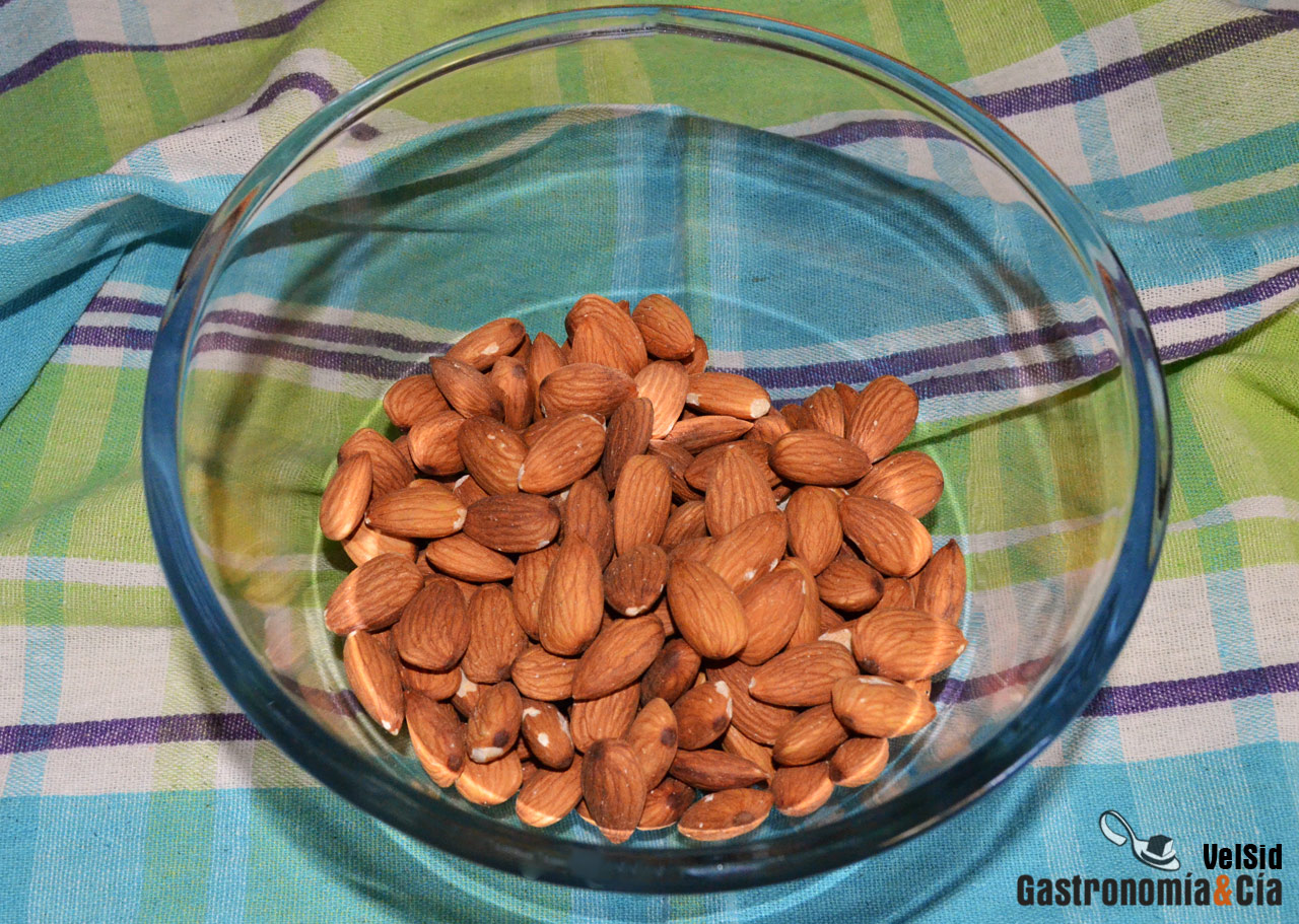 Pelar almendras frescas