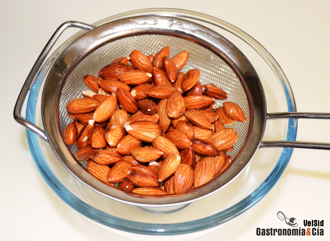 Pelar almendras frescas