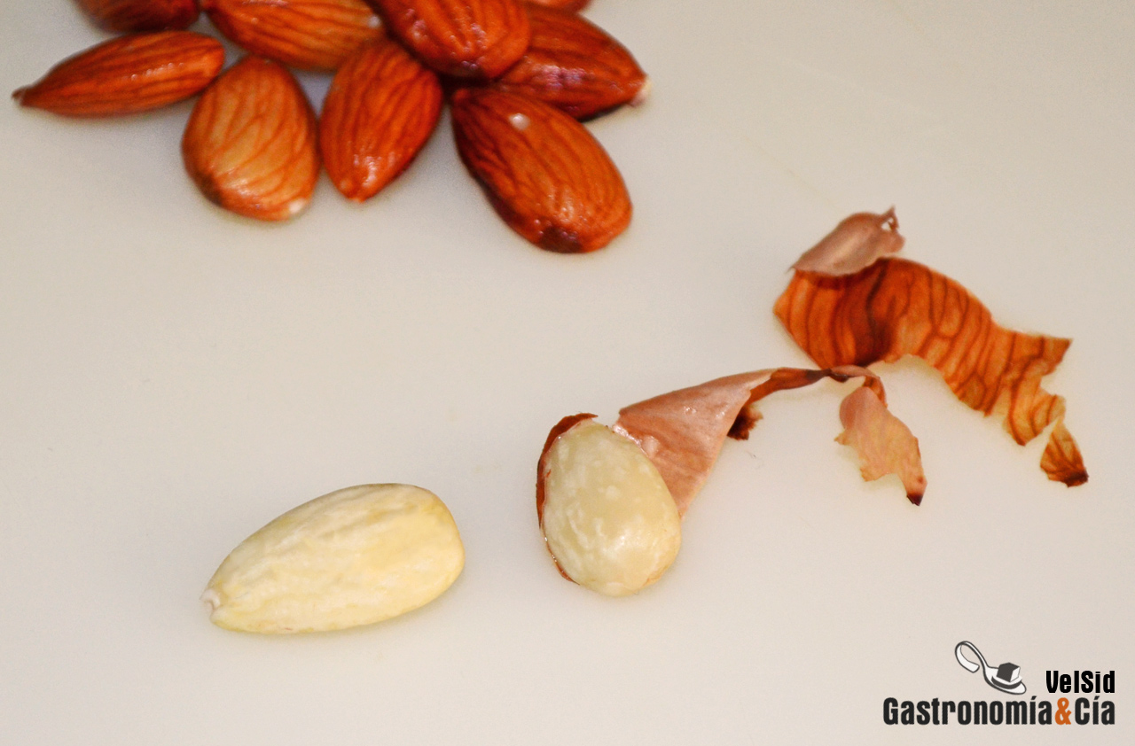 Pelar almendras frescas