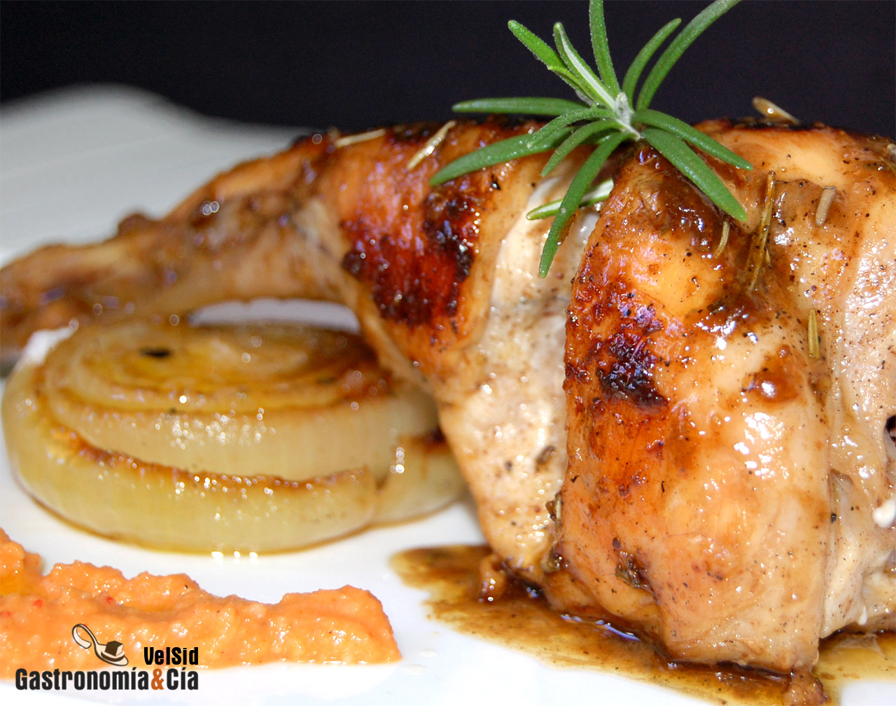 Conejo con cebolla dulce y romesco