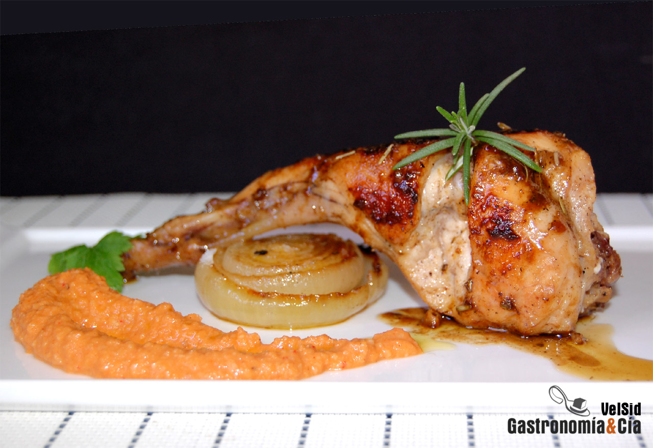 Conejo con cebolla dulce y romesco