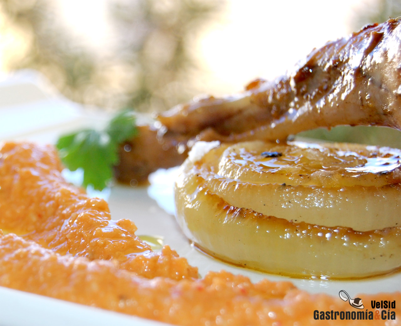 Conejo con cebolla dulce y romesco