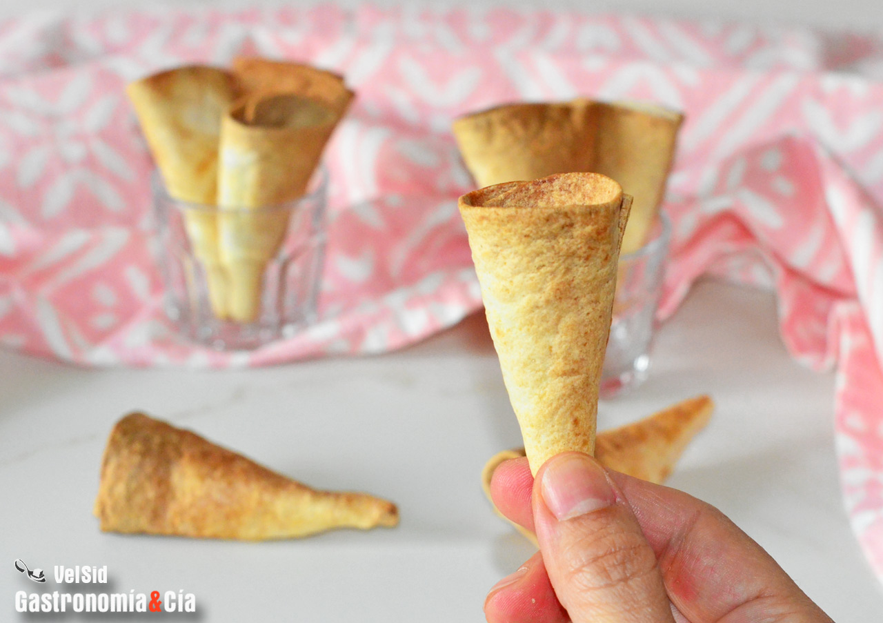 Conos con tortillas mexicanas para aperitivos