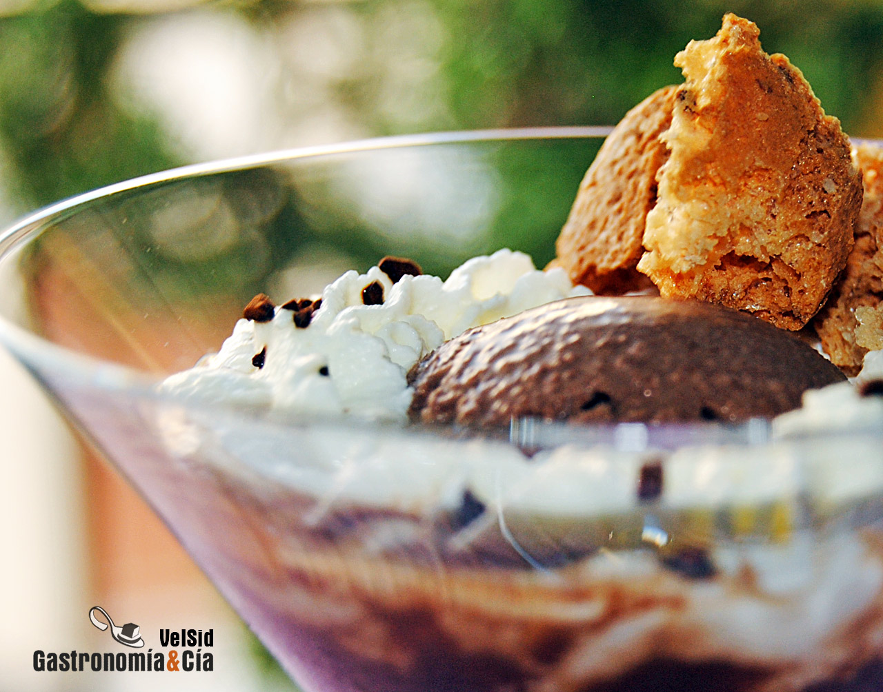 Copa de helado de chocolate y café