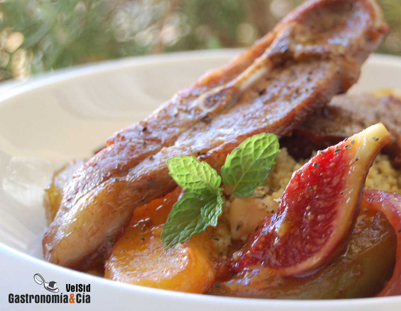 Cordero con cuscús al comino y frutas con miel