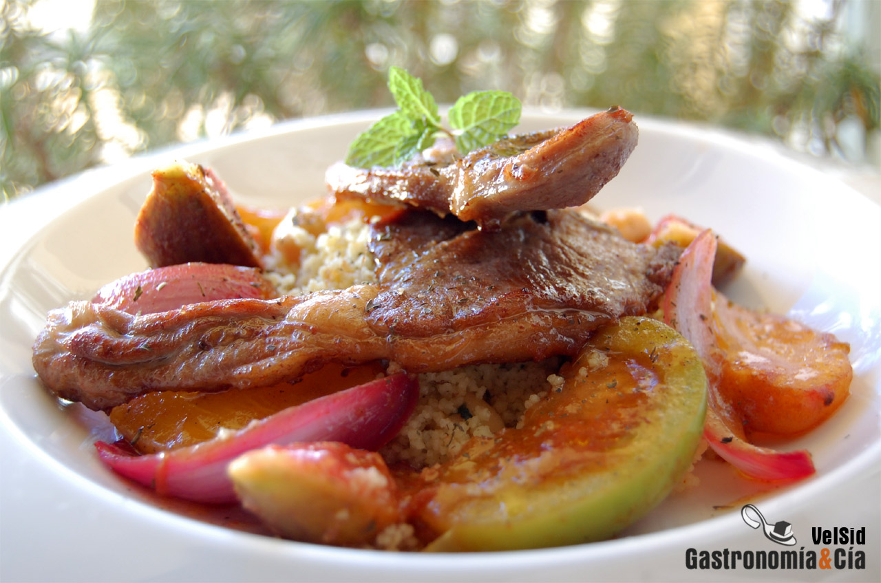 Cordero con cuscús al comino y frutas con miel