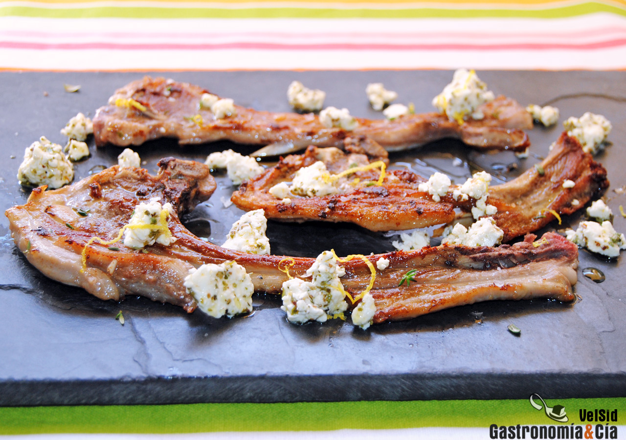 Costillas de cordero con queso feta y limón