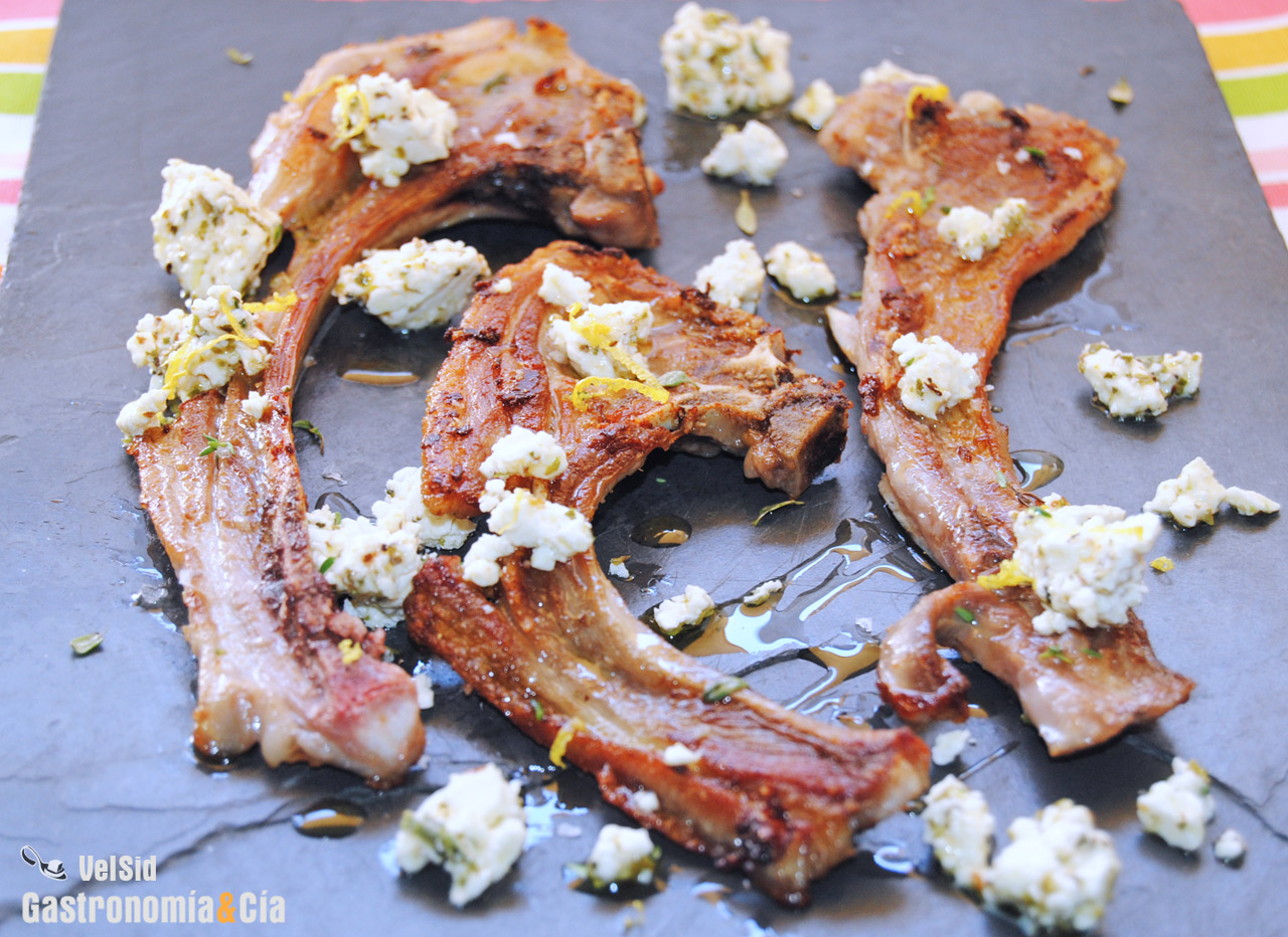 Costillas de cordero con queso feta y limón