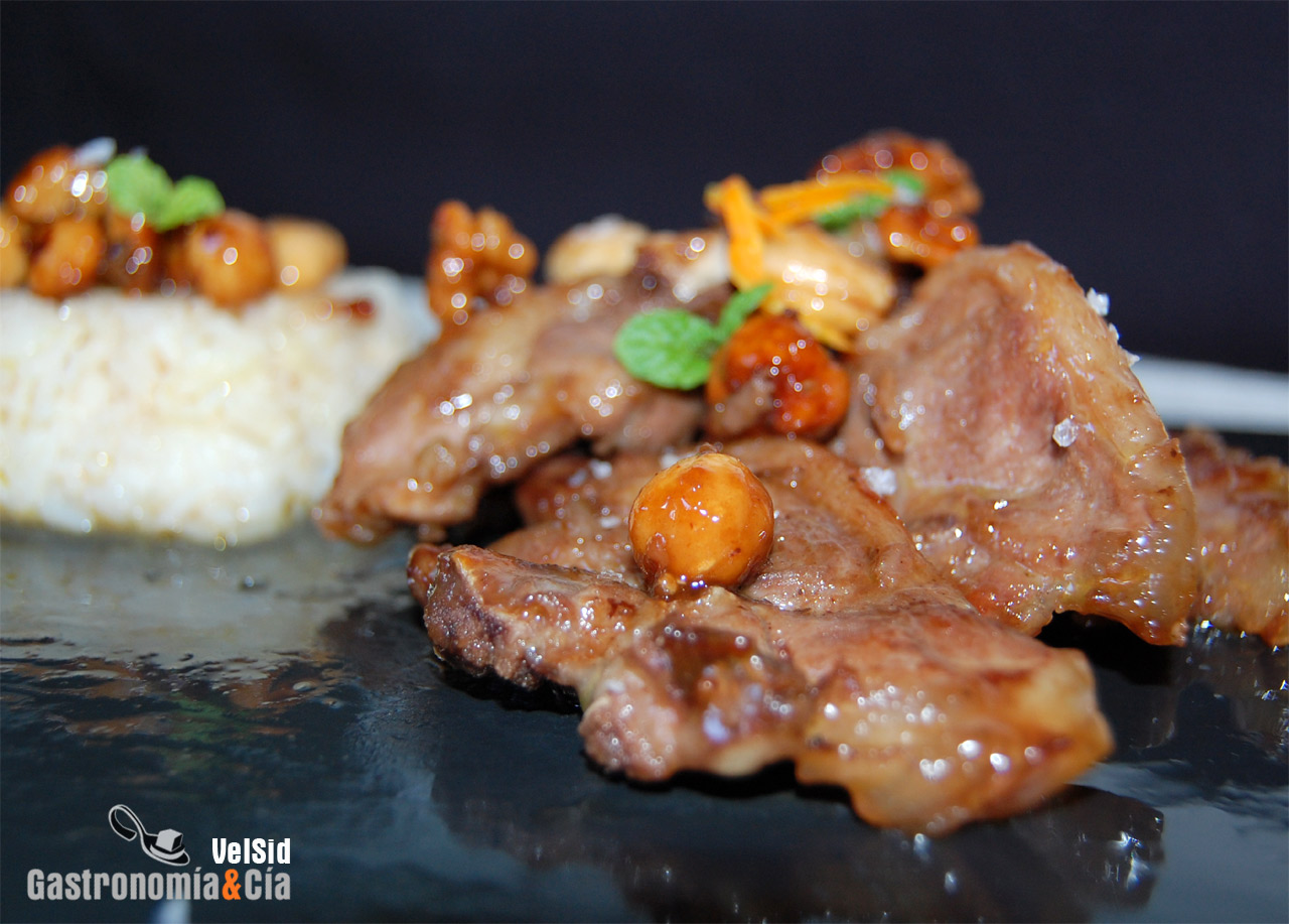 Cordero lechal a la naranja con frutos secos