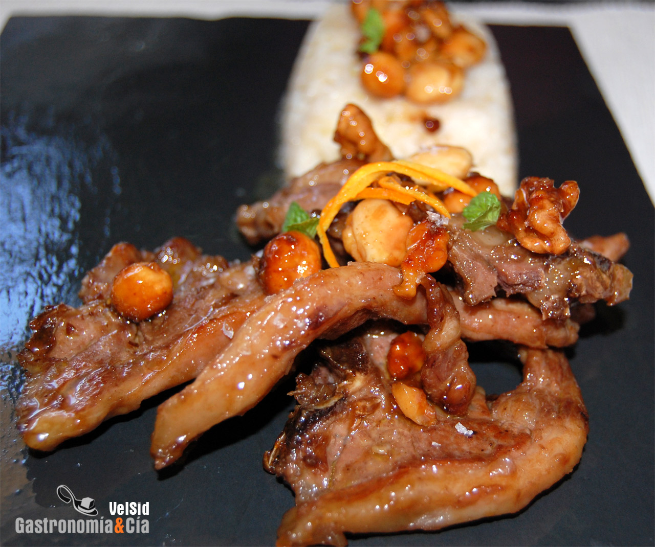 Cordero lechal a la naranja con frutos secos