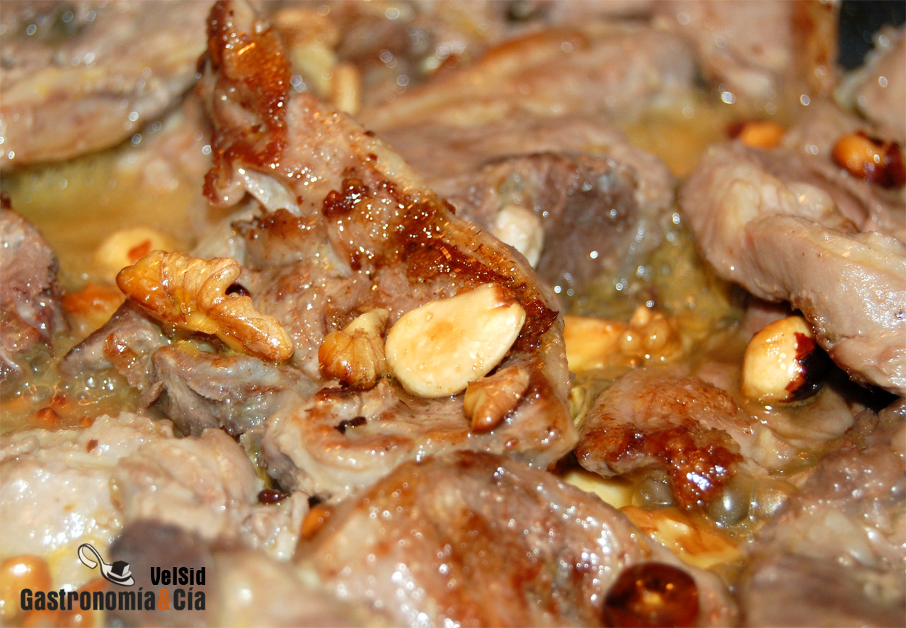 Cordero lechal a la naranja con frutos secos