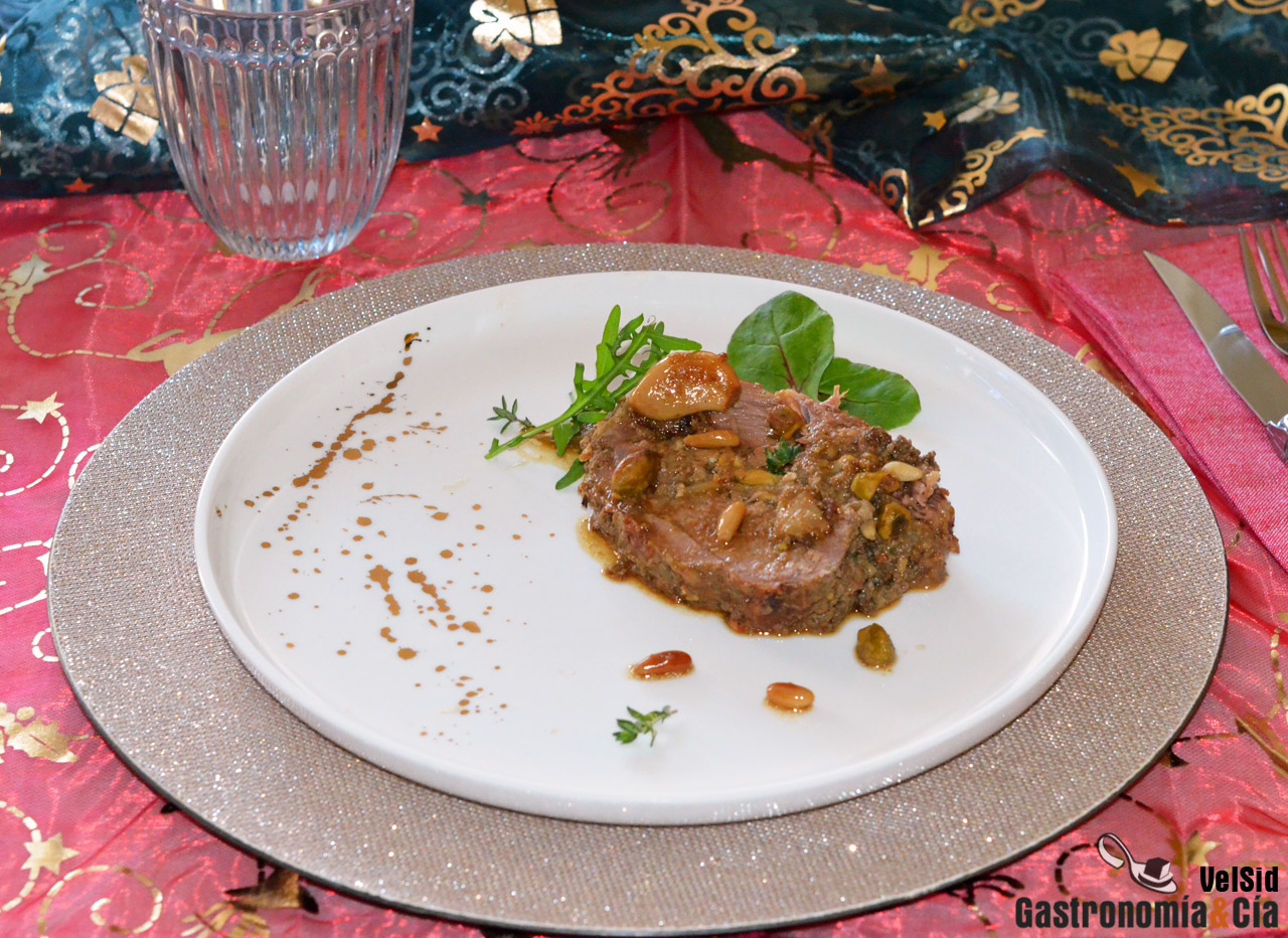 Cordero relleno de champiñones y frutos secos