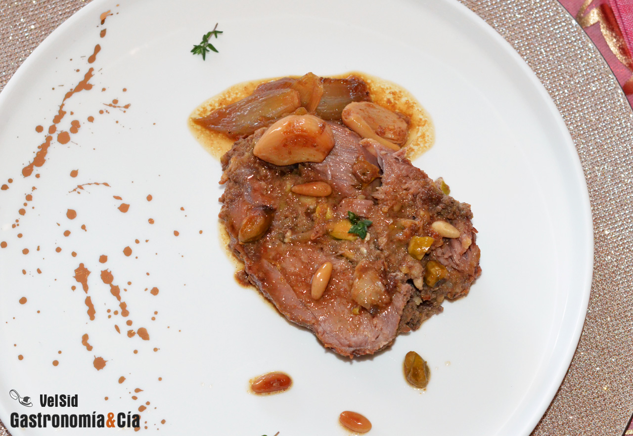 Cordero relleno de champiñones y frutos secos
