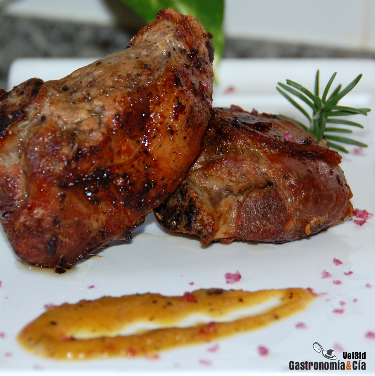 Cordero con salsa de membrillo y cebolla confitada