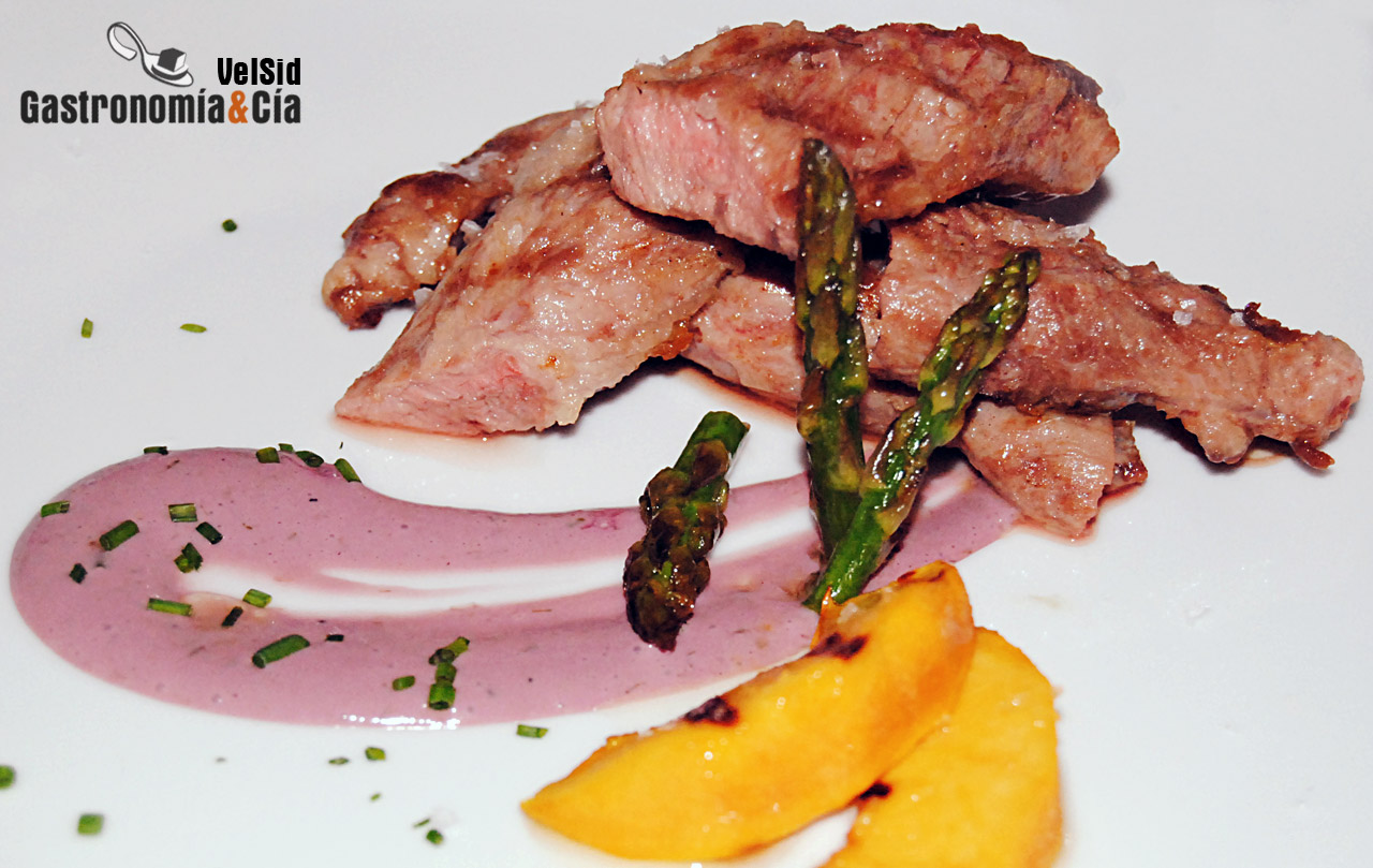 Cordón ibérico con melocotón y salsa de vino