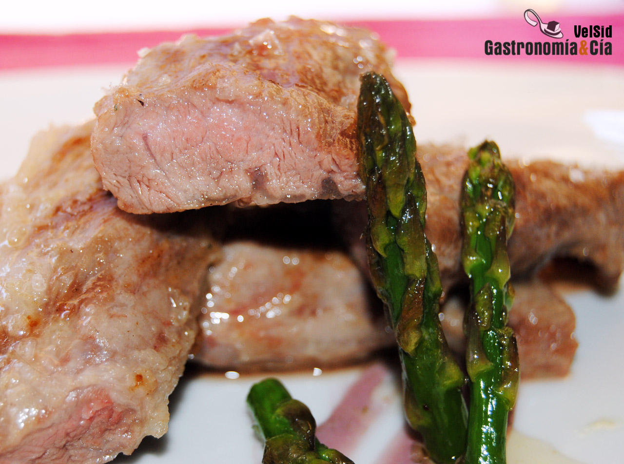 Cordón ibérico con melocotón y salsa de vino