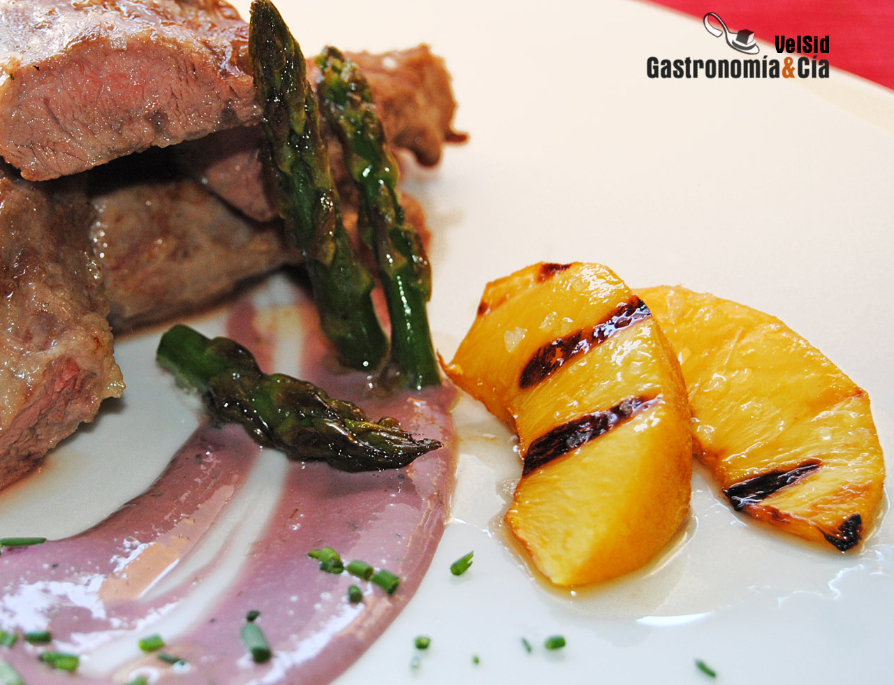 Cordón ibérico con melocotón y salsa de vino