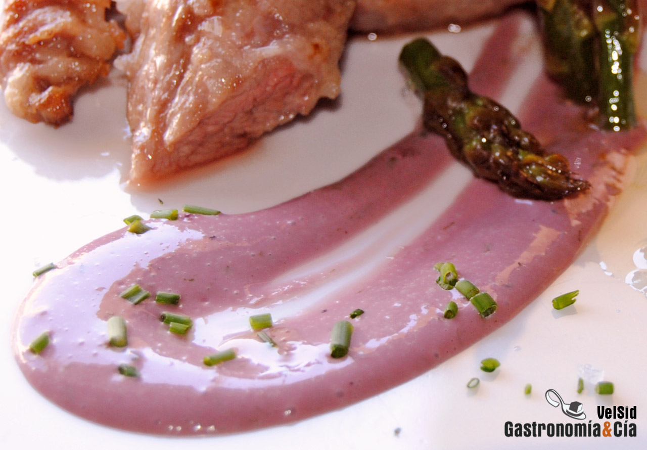 Cordón ibérico con melocotón y salsa de vino