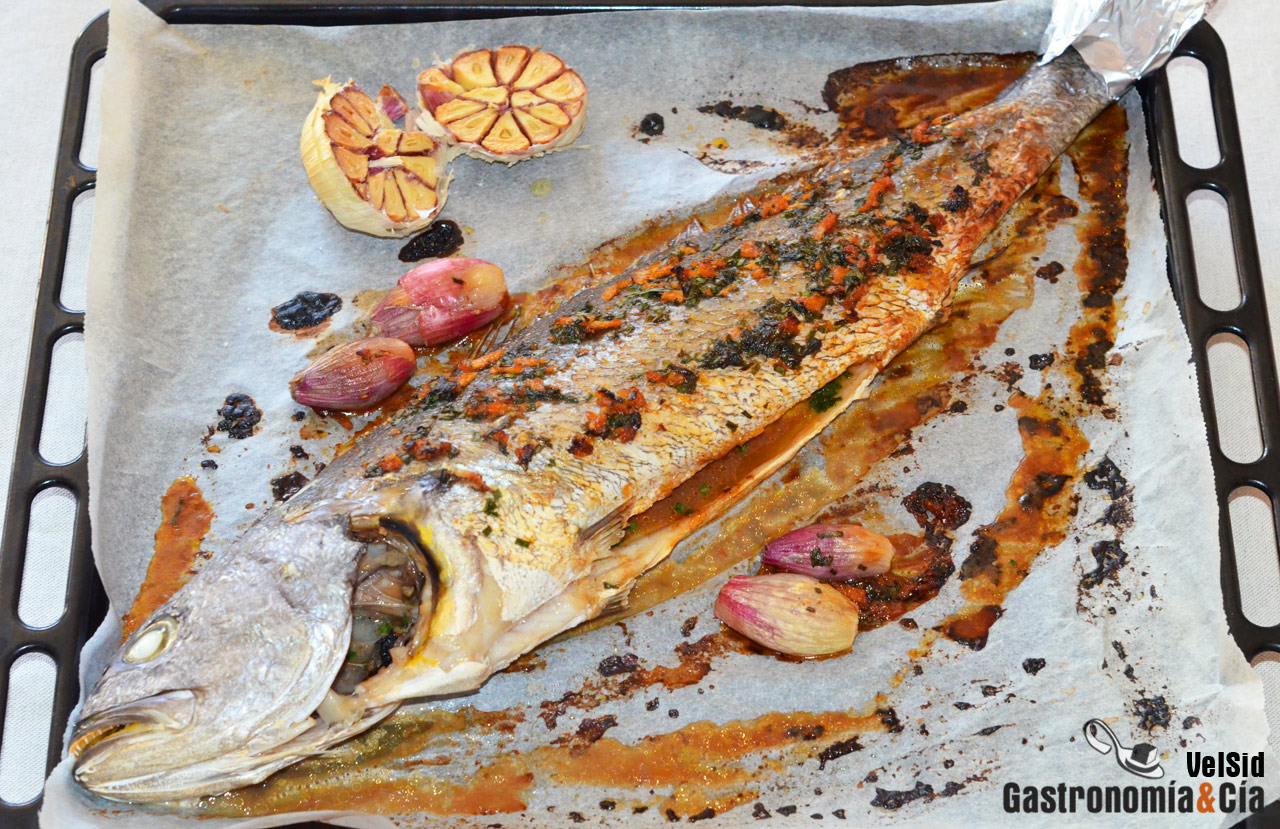 Corvina al horno con jengibre y crema de ajos confitado