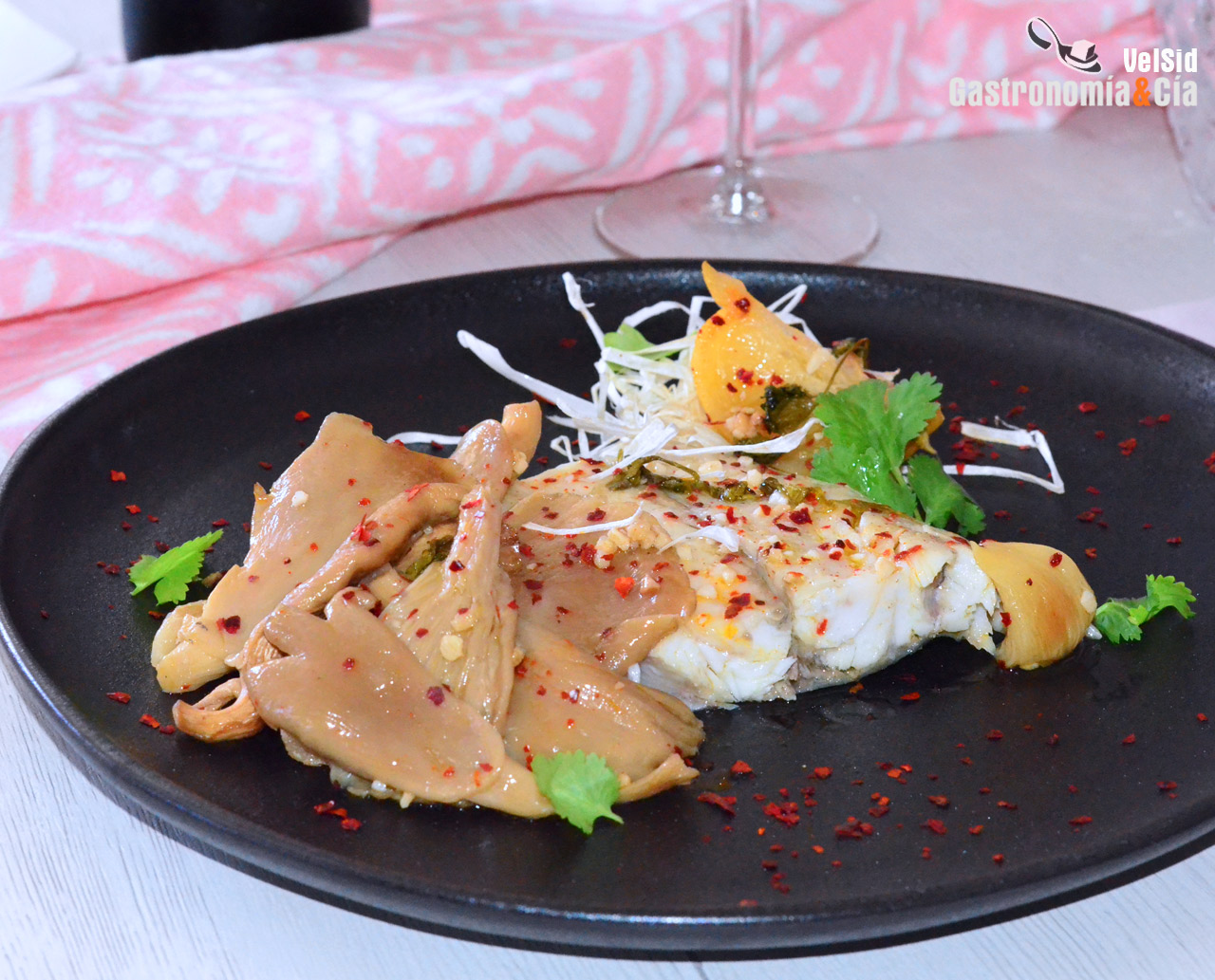 Corvina al horno con setas de ostra y limón encurtido