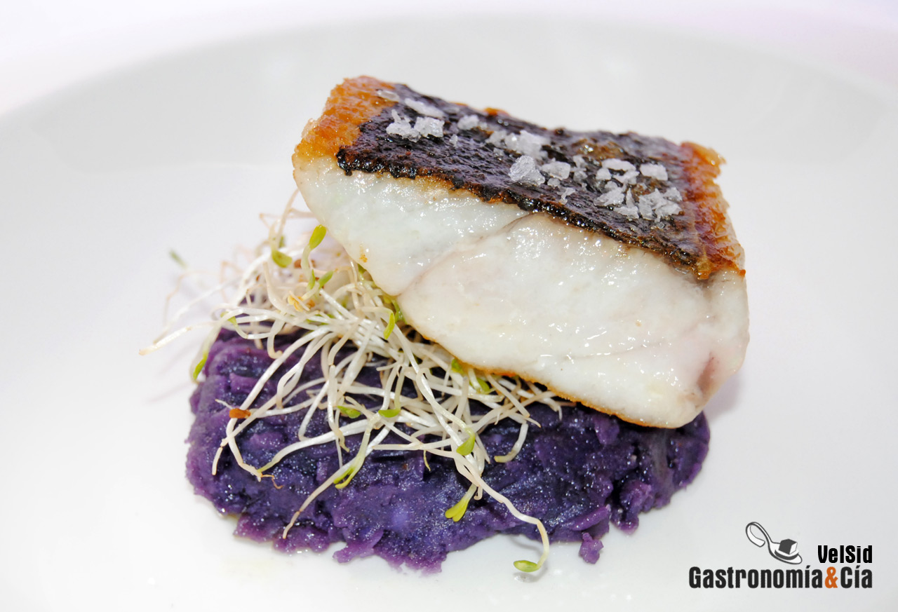 Corvina con patata violeta y caldo de chalota tostada