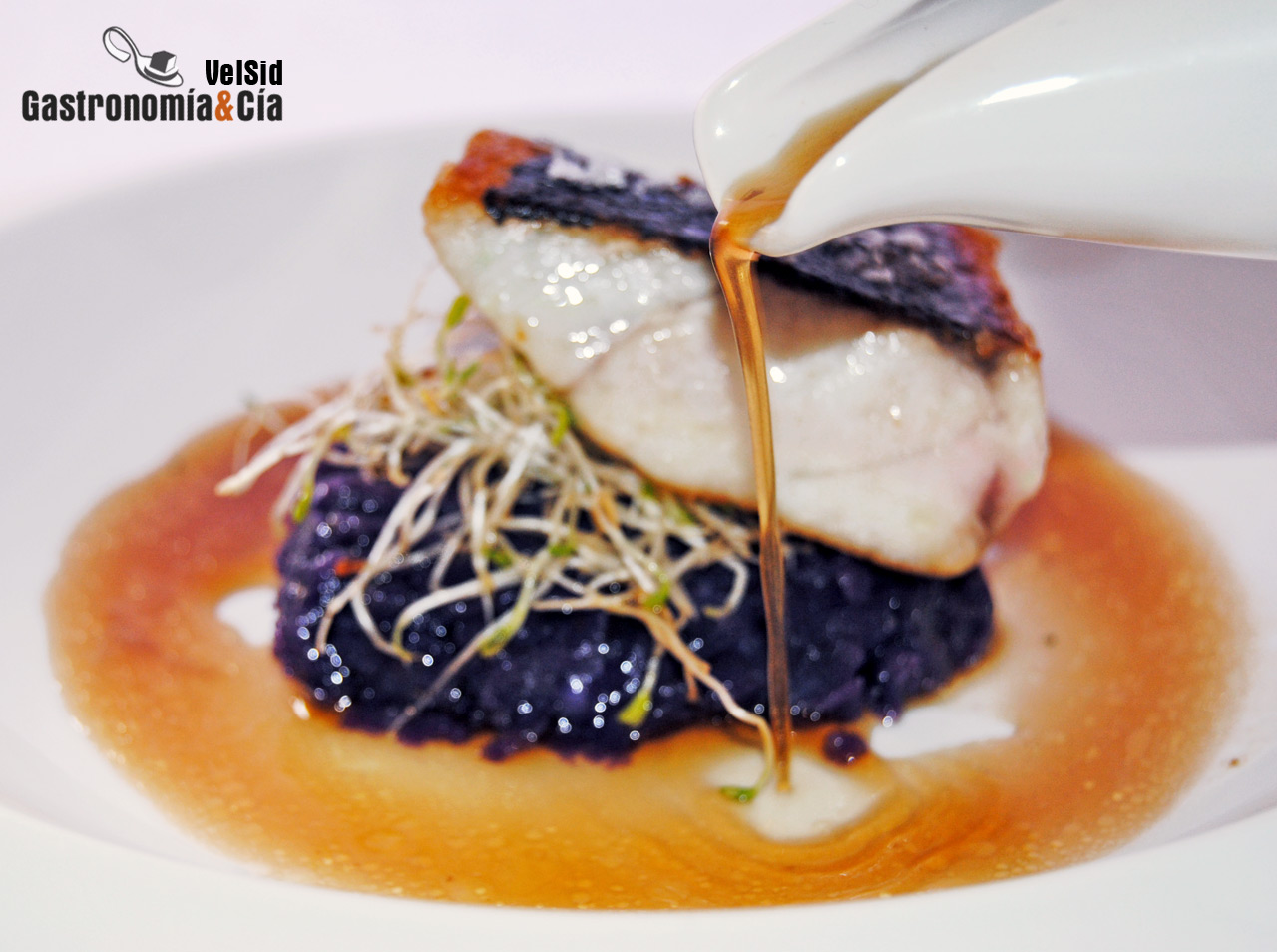 Corvina con patata violeta y caldo de chalota tostada