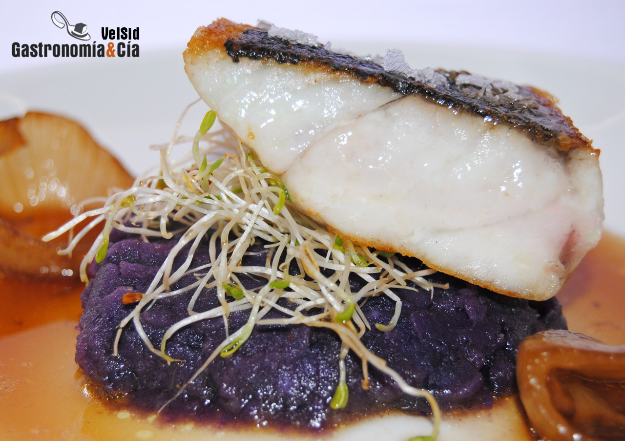 Corvina con patata violeta y caldo de chalota tostada