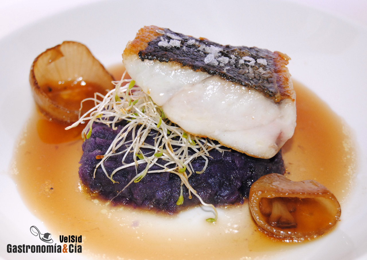 Corvina con patata violeta y caldo de chalota tostada