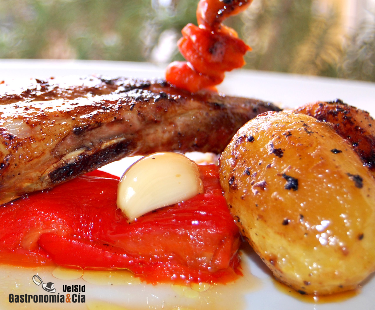Costillas de cerdo con pimientos escalibados y su jugo