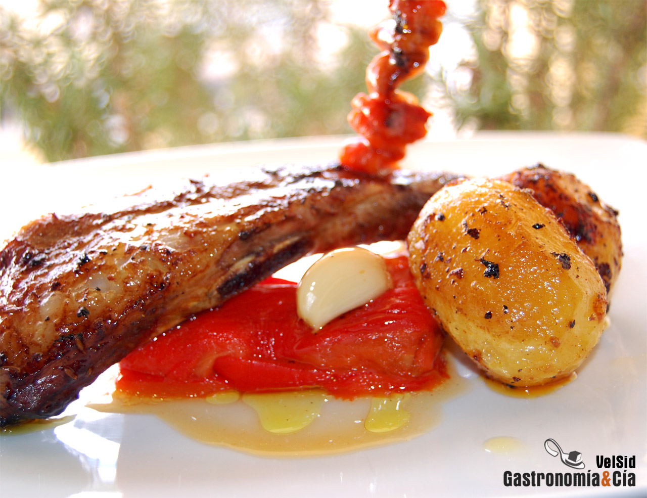 Costillas de cerdo con pimientos escalibados y su jugo
