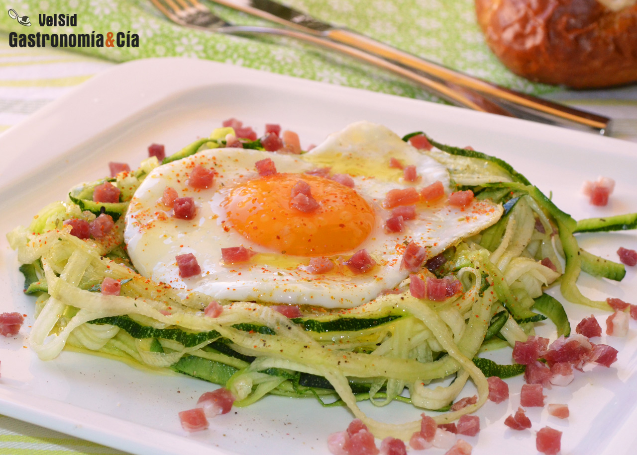 Espaguetis de calabacín con huevo y jamón