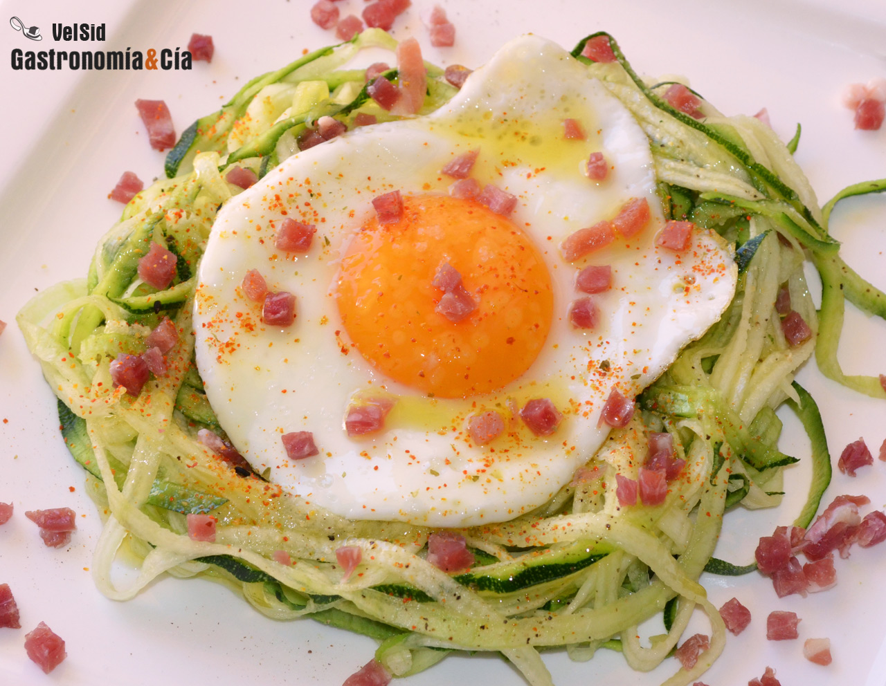 Espaguetis de calabacín con huevo y jamón