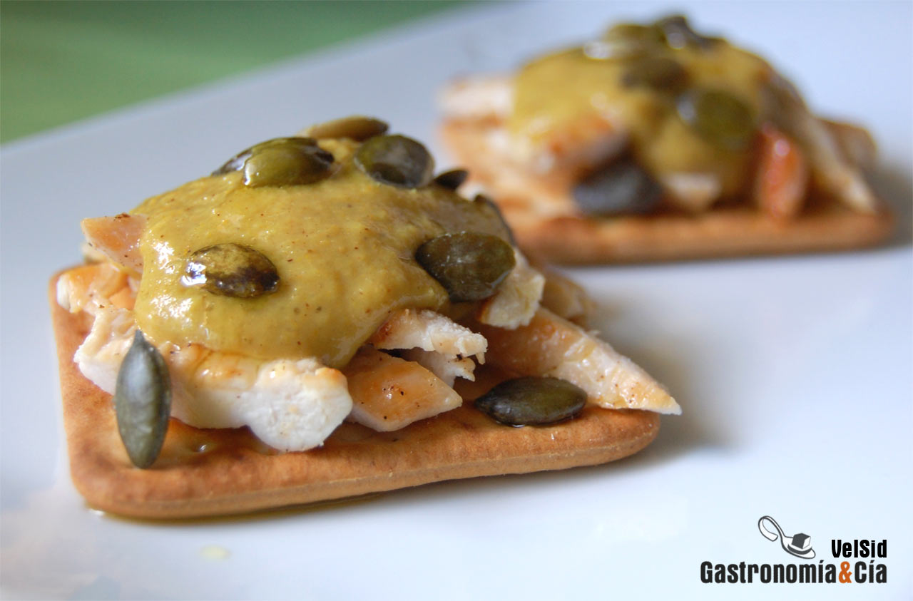 Cracker de pollo al curry con pipas