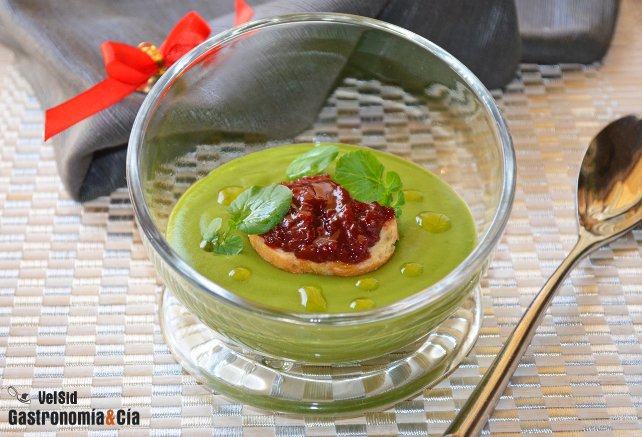 Crema de berros con confitura de pimiento