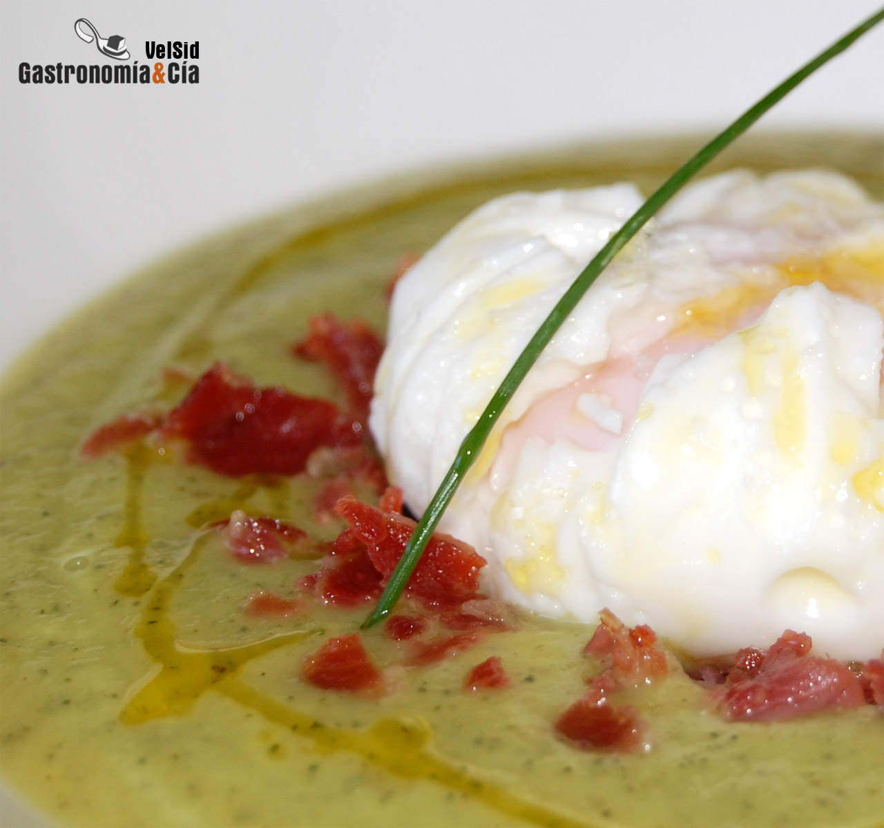 Crema de calabacín y chirivía con huevo poché