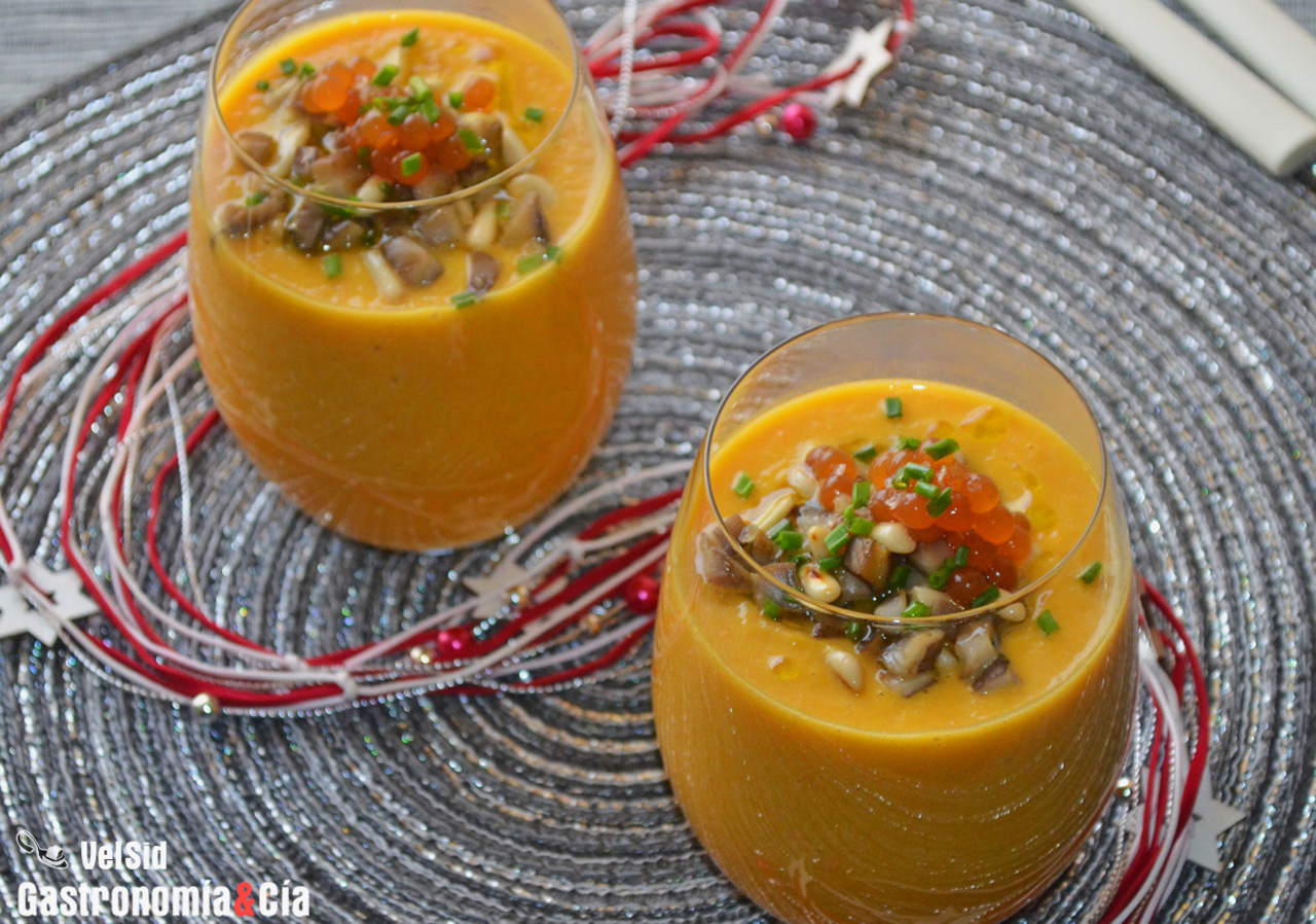 Crema de calabaza con brunoise de setas de cardo y piño