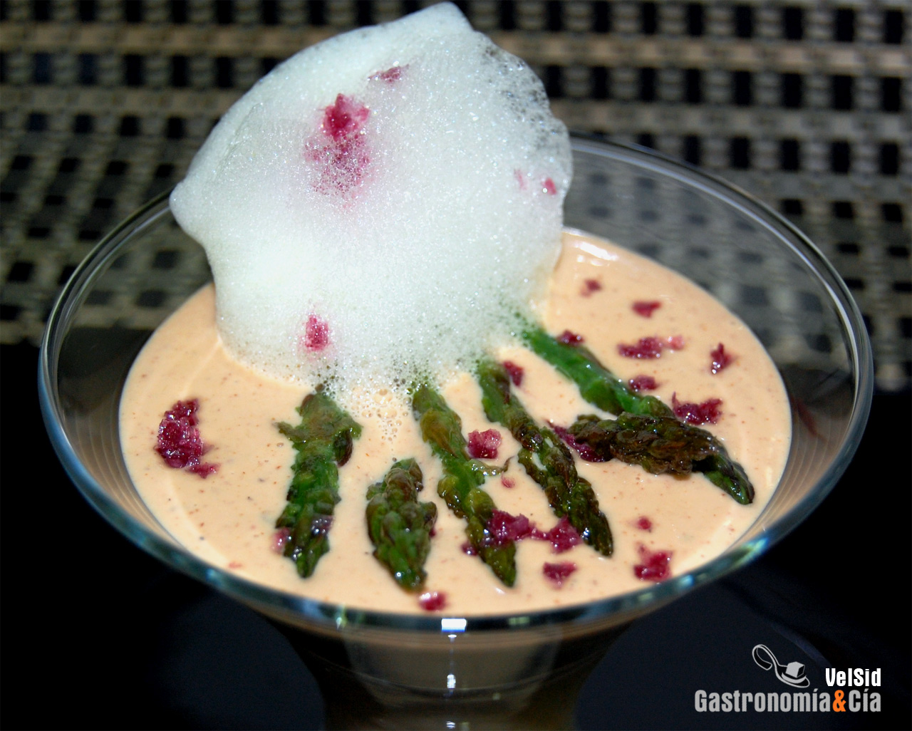 Crema de foie, espárragos y su aire ahumado