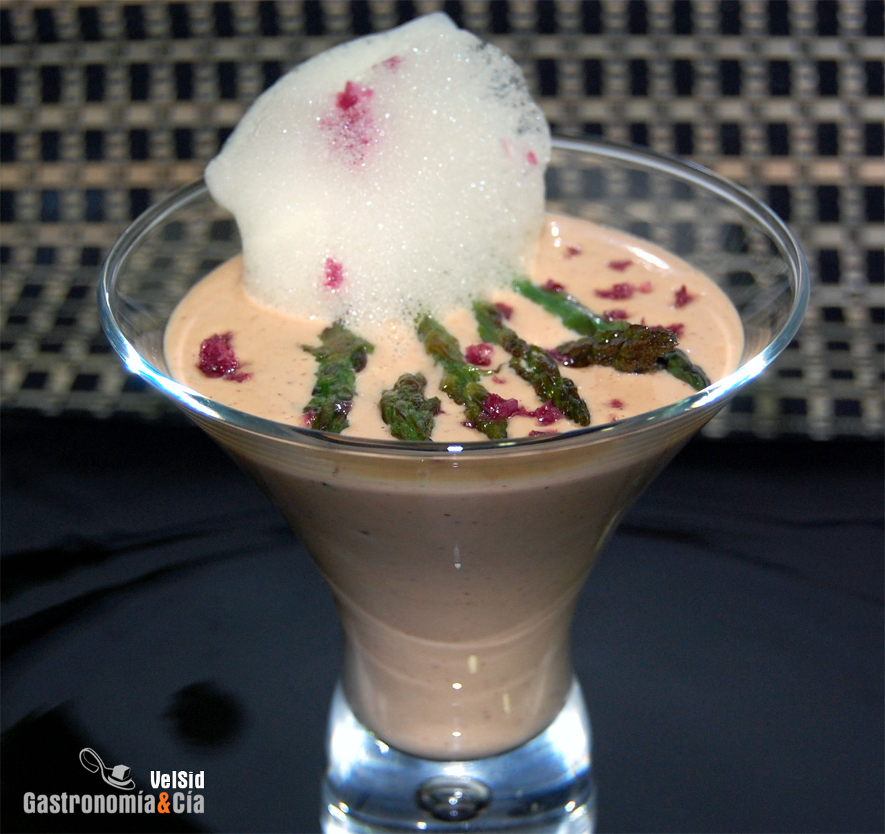 Crema de foie, espárragos y su aire ahumado