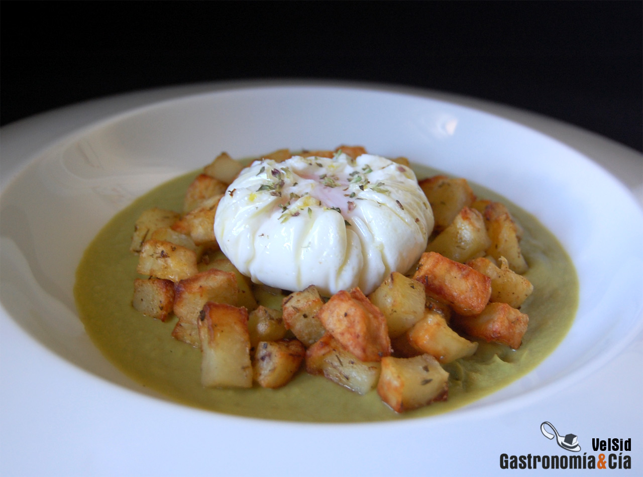 Crema de judías con patatas al horno y huevo poché