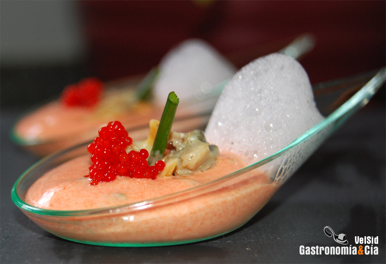 Cuchara de crema de pimiento con aire de berberechos