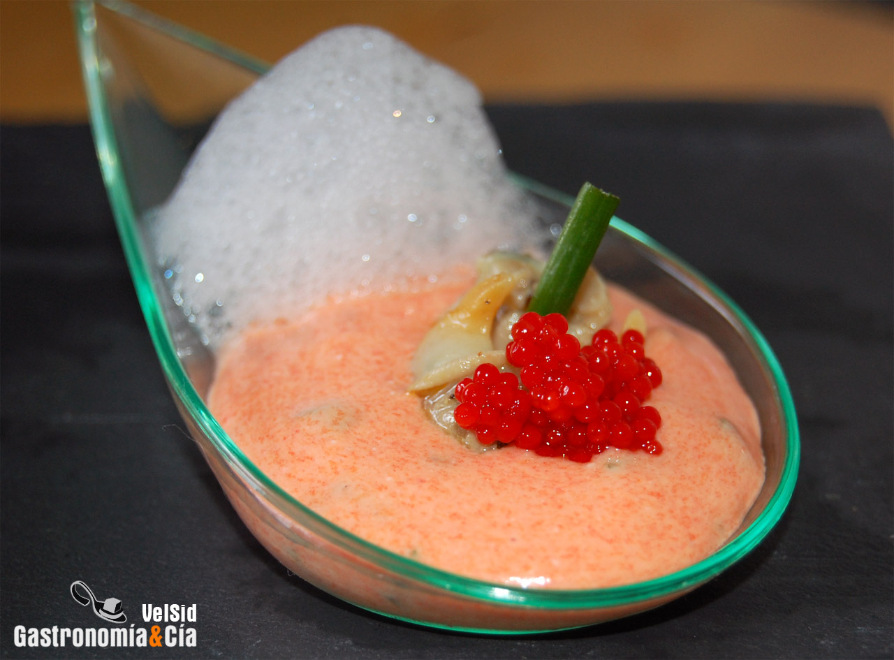 Cuchara de crema de pimiento con aire de berberechos