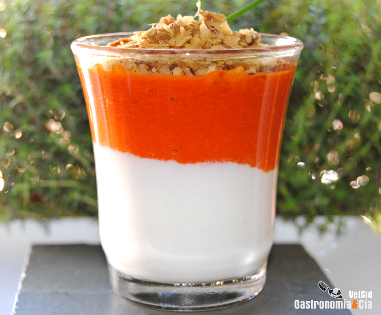 Queso de cabra, pimiento y crumble de anchoa