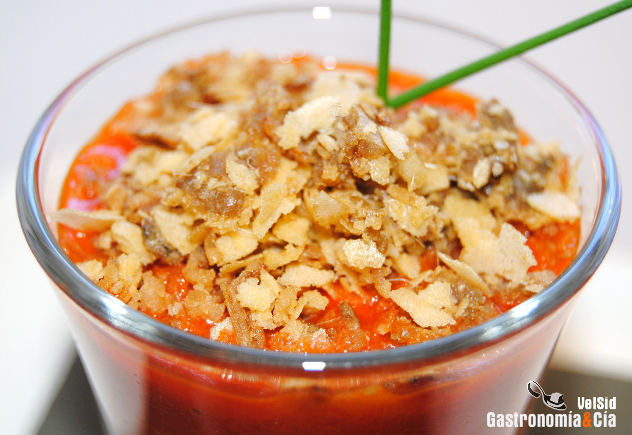 Queso de cabra, pimiento y crumble de anchoa